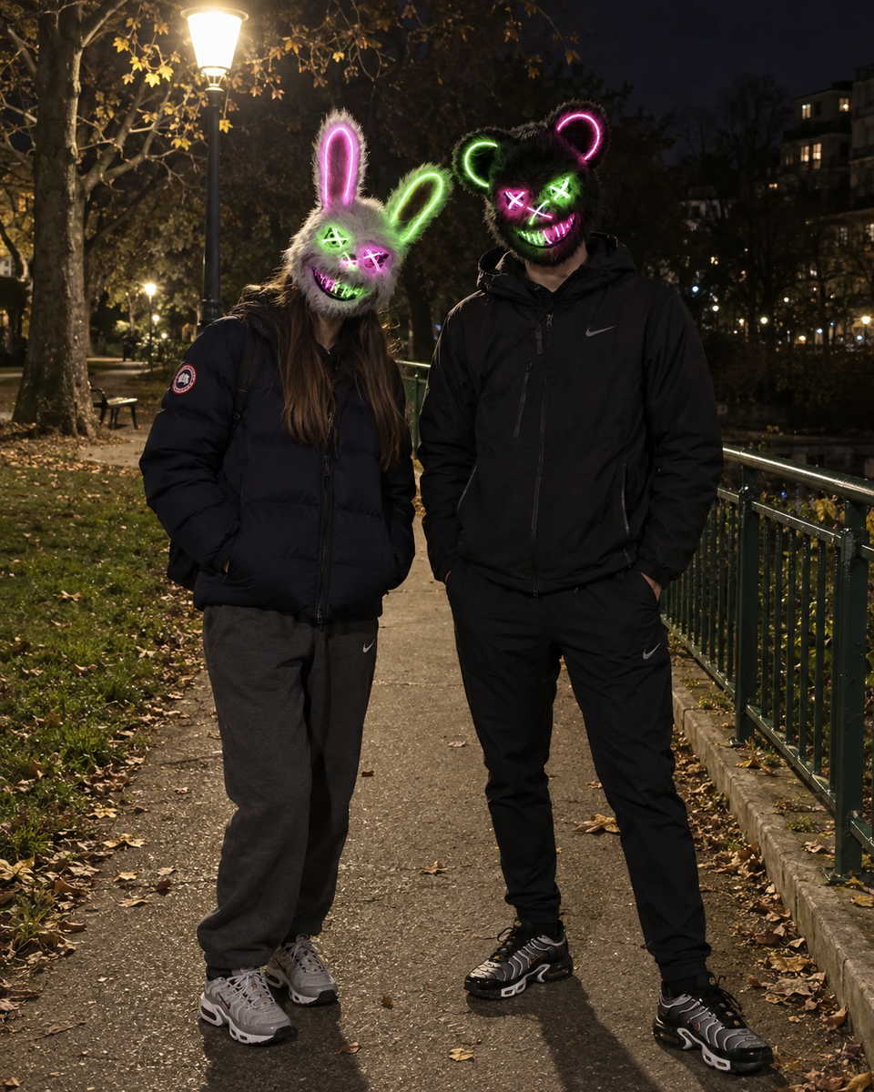 Mise en scène illustrative — masques lapin et ours LED rose et vert, vendus séparément.