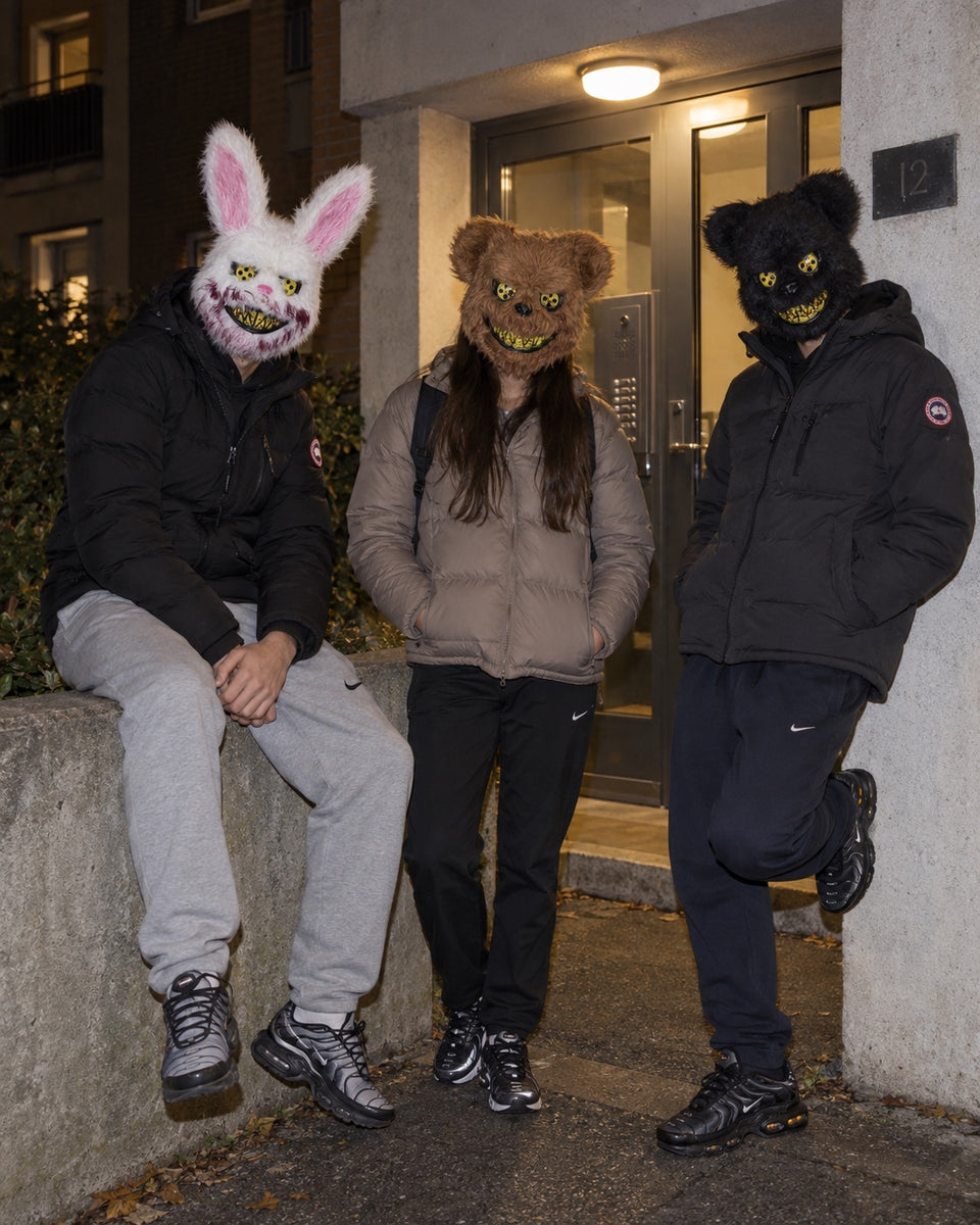Trois personnes portant les masques sans LED HauntMask : lapin blanc, ours brun et ours noir.