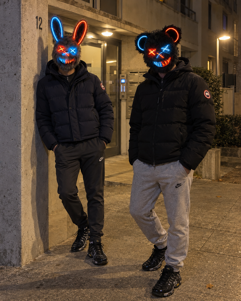 Mise en scène illustrative — masques lapin et ours LED bleu et orange, vendus séparément.